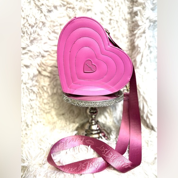 🩷🩷NWT-  Betsey Johnson, Luv Betsey, Quilted Heart-Shaped Crossbody Bag🩷🩷 - Picture 3 of 11